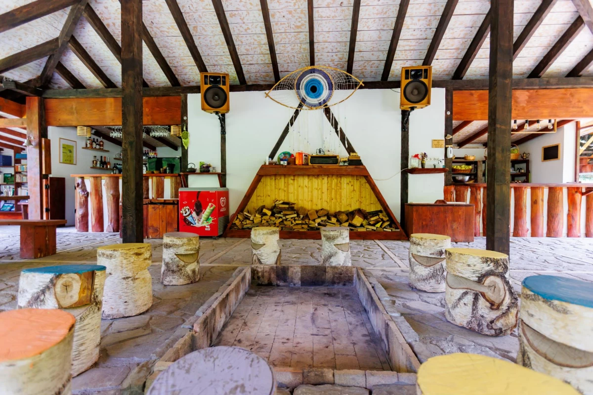 https://www.travlocals.com/uploads/0000/304/2025/07/04/txr7124.webp