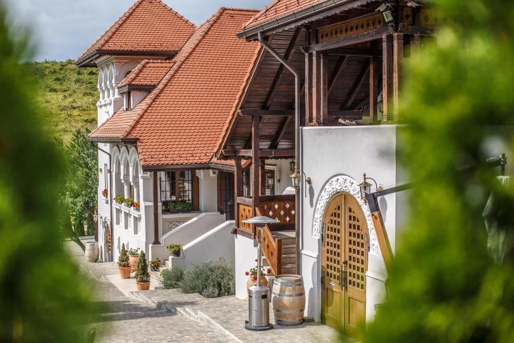 https://www.travlocals.com/uploads/0000/363/2025/07/24/202426054.webp