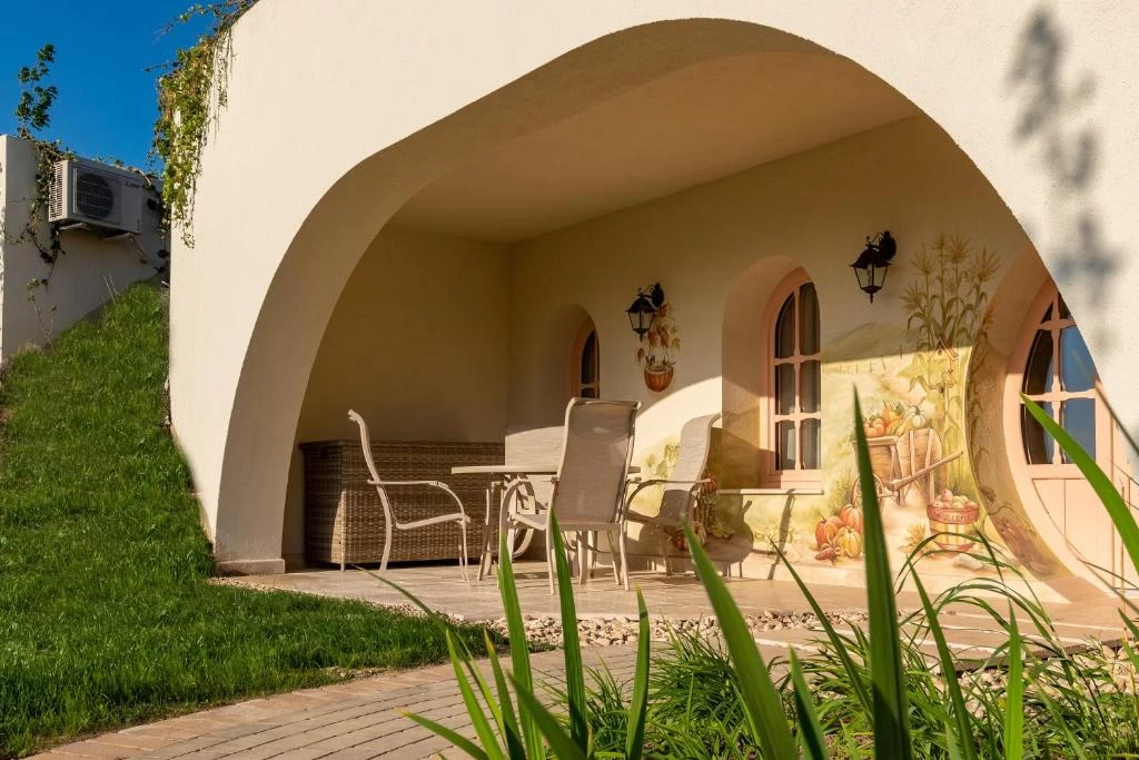 https://www.travlocals.com/uploads/0000/363/2025/07/24/367073991.webp
