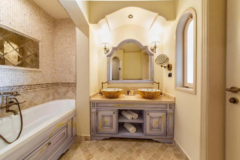 https://www.travlocals.com/uploads/0000/363/2025/07/24/367074264.webp