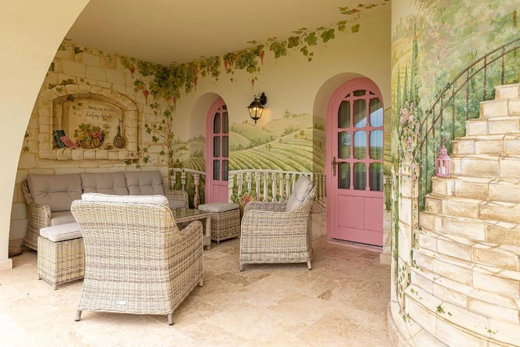 https://www.travlocals.com/uploads/0000/363/2025/07/24/401273124.webp
