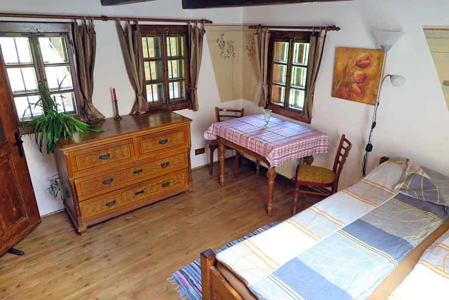 https://www.travlocals.com/uploads/0000/42/2023/06/26/ro27012-casa-vacanta-rustic-tara-cazare-saliste-sibiu.webp