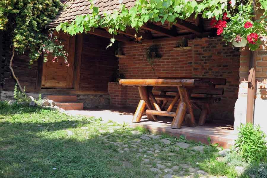 https://www.travlocals.com/uploads/0000/42/2023/06/26/ro27020-casa-vacanta-taraneasca-sibiu-ardeal.webp