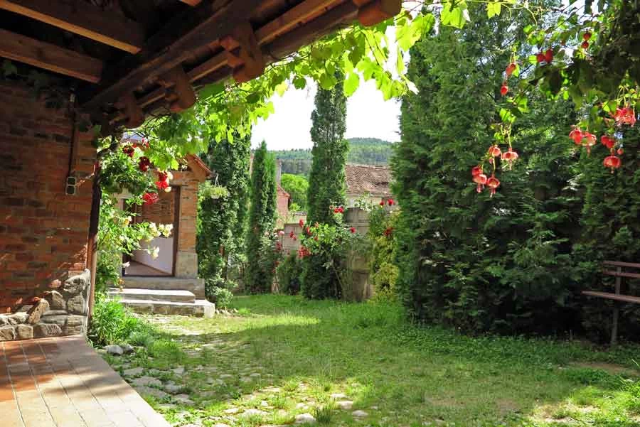 https://www.travlocals.com/uploads/0000/42/2023/06/26/ro27021-casa-vacanta-rustic-cazare-sibiu-ardeal.webp