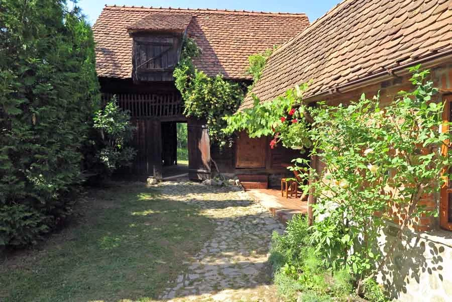 https://www.travlocals.com/uploads/0000/42/2023/06/26/ro27022-casa-vacanta-traditionala-sibiu-ardeal.webp