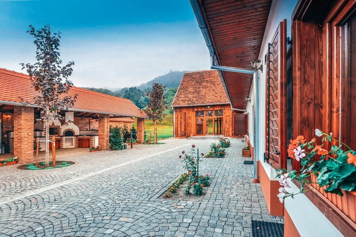 https://www.travlocals.com/uploads/0000/51/2022/03/28/119180907-3434083853318430-8118334659726390034-n.webp