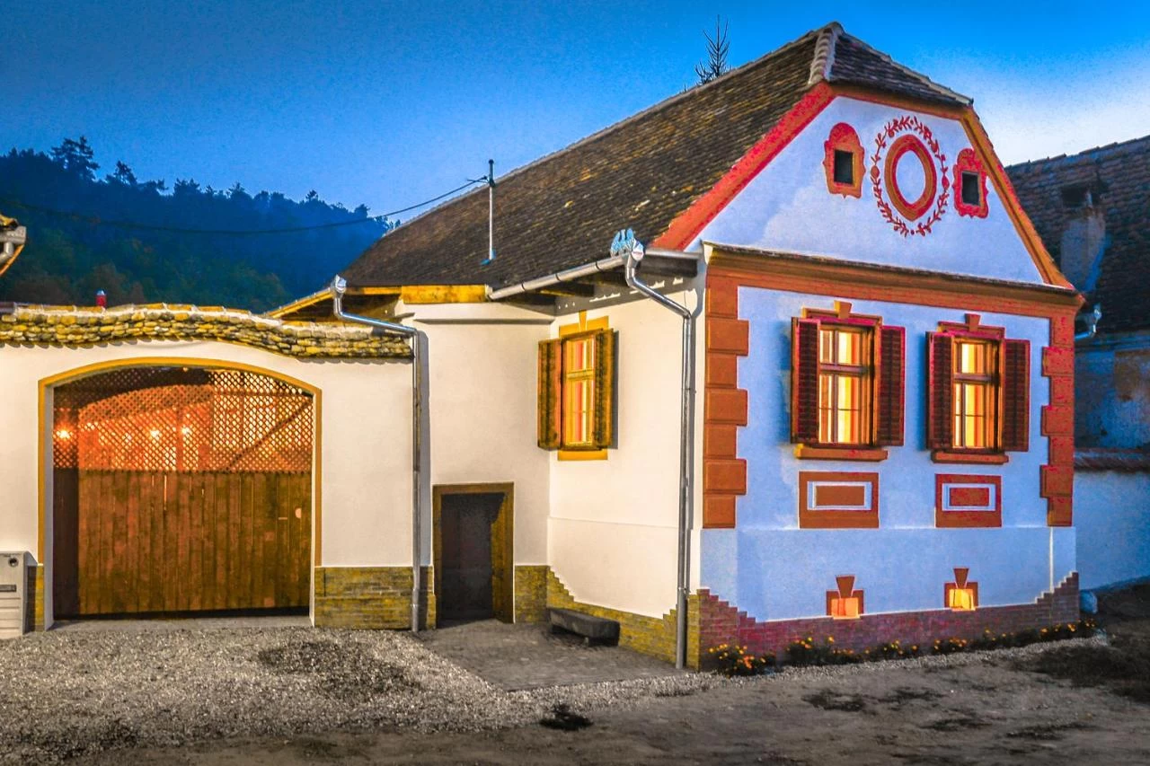 https://www.travlocals.com/uploads/0000/51/2022/03/28/158502431.webp