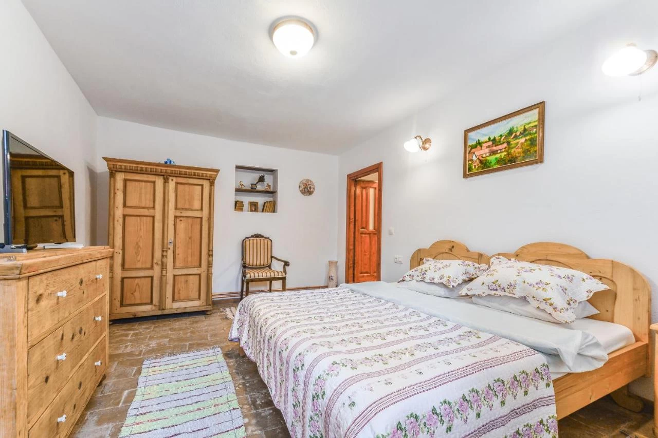 https://www.travlocals.com/uploads/0000/51/2022/03/28/159421784.webp