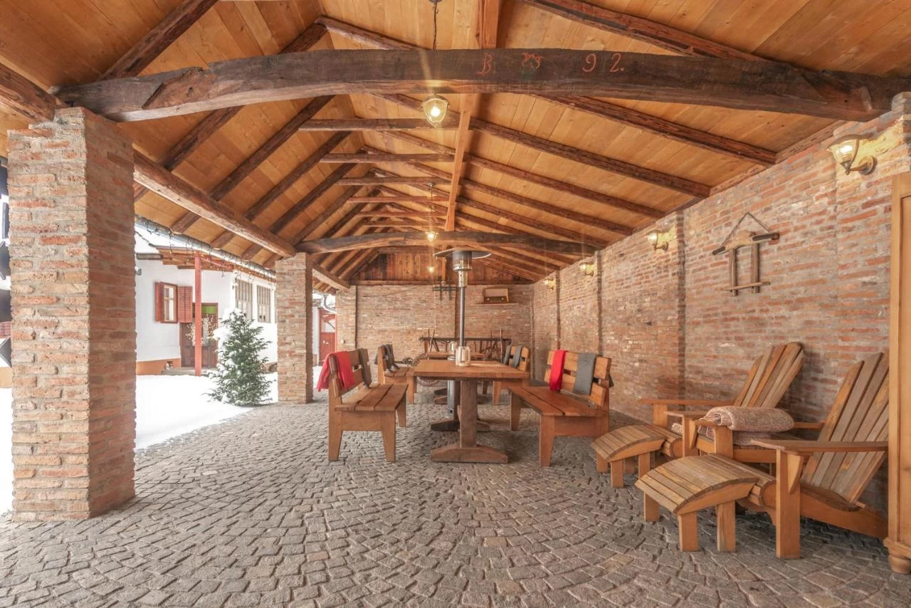 https://www.travlocals.com/uploads/0000/51/2022/03/28/183078686.webp
