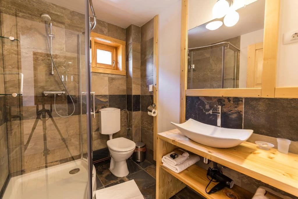 https://www.travlocals.com/uploads/0000/598/2022/02/08/96572213.webp