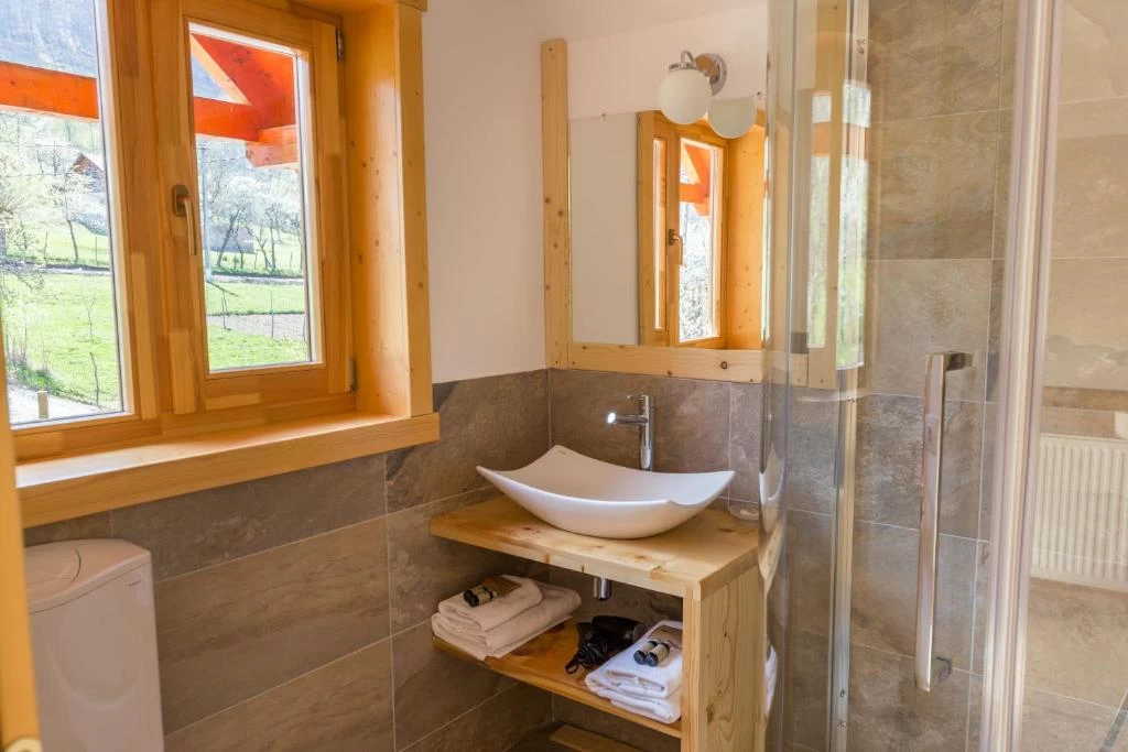 https://www.travlocals.com/uploads/0000/598/2022/02/08/96572230.webp