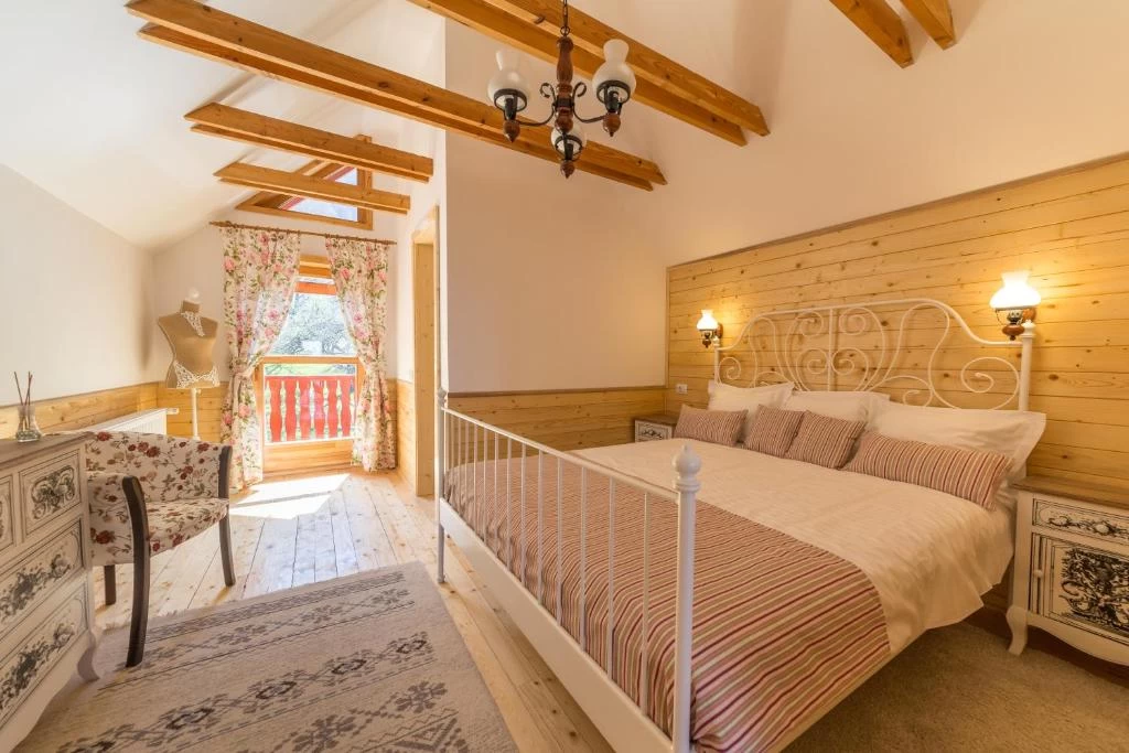 https://www.travlocals.com/uploads/0000/598/2022/02/08/96572234.webp