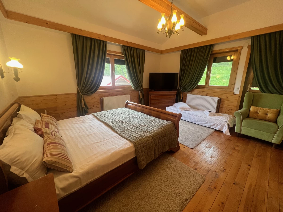 https://www.travlocals.com/uploads/0000/598/2024/07/03/dormitor-bucegi2.webp