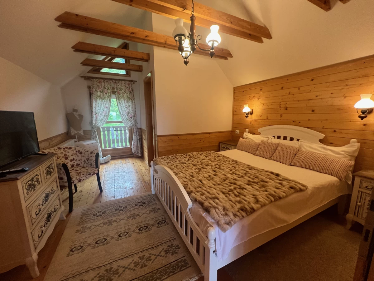 https://www.travlocals.com/uploads/0000/598/2024/07/03/dormitor-mansarda1.webp