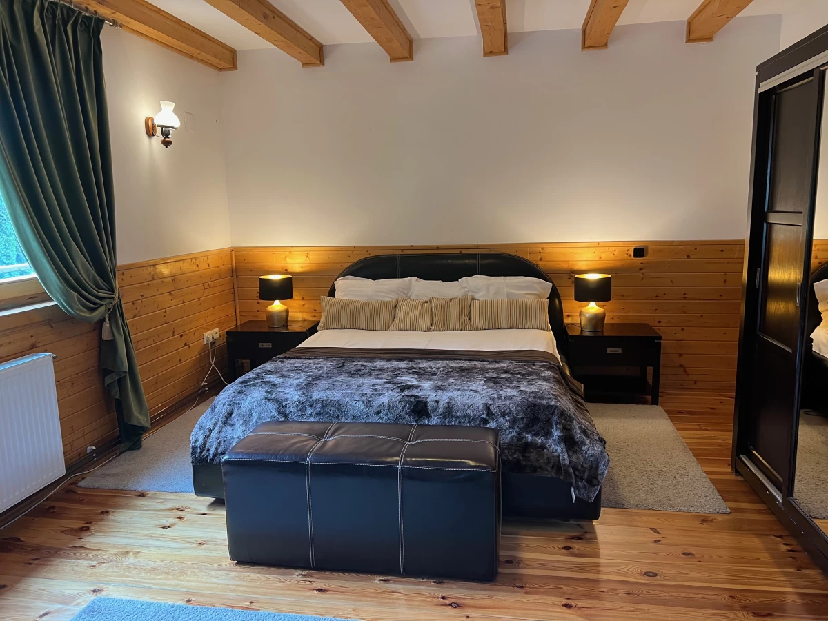 https://www.travlocals.com/uploads/0000/598/2024/07/03/dormitor-parter1.webp