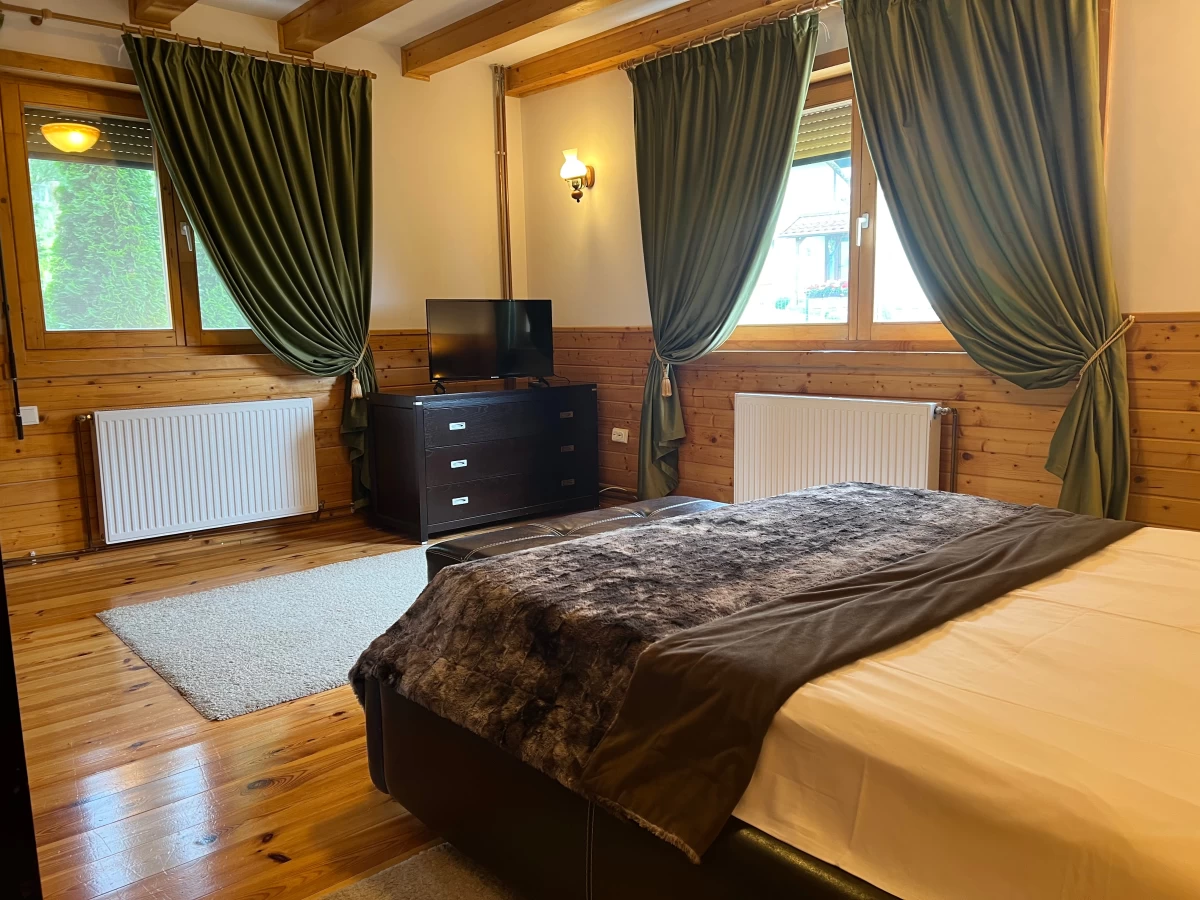 https://www.travlocals.com/uploads/0000/598/2024/07/03/dormitor-parter2.webp