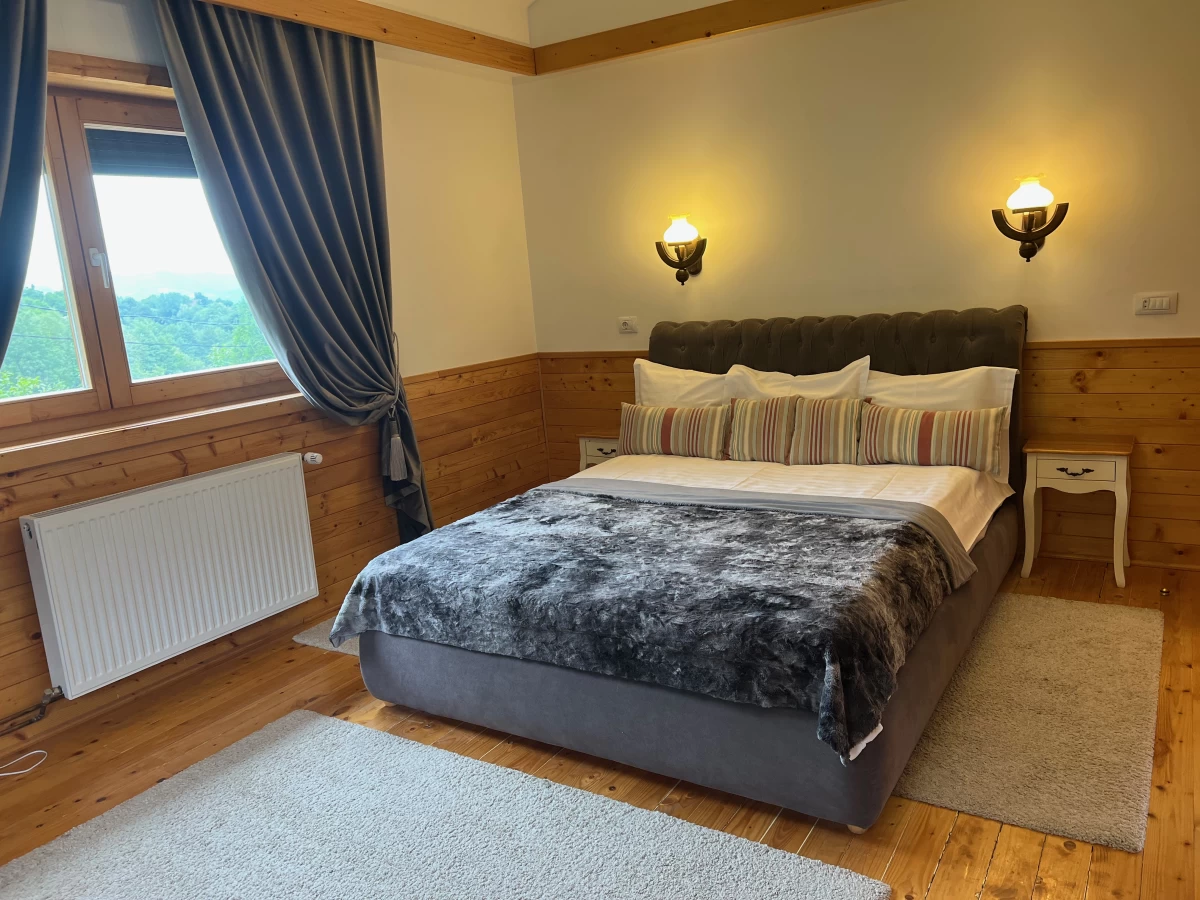 https://www.travlocals.com/uploads/0000/598/2024/07/03/dormitor-piatra-craiului-2.webp