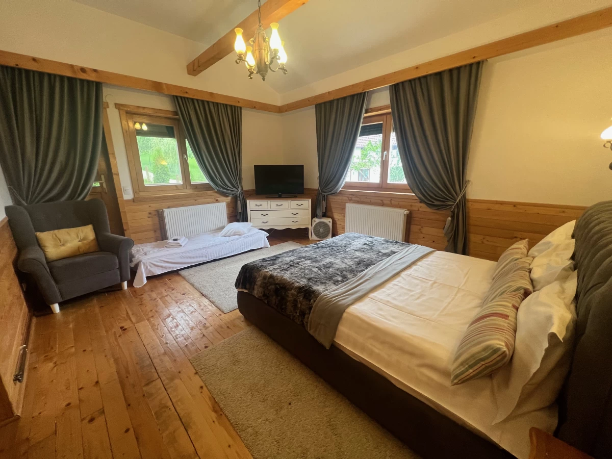 https://www.travlocals.com/uploads/0000/598/2024/07/03/dormitor-piatra-craiului1.webp