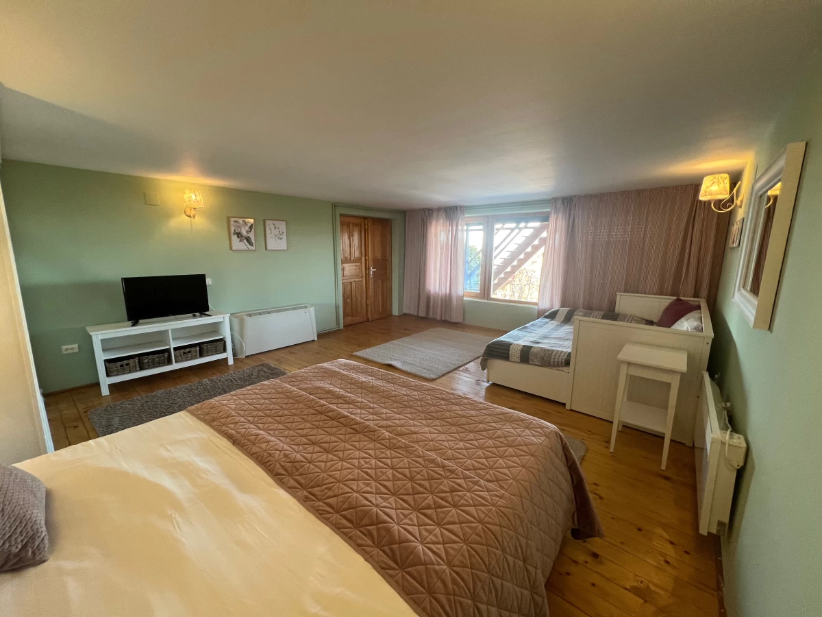 https://www.travlocals.com/uploads/0000/598/2024/07/03/juniorsuite1.webp