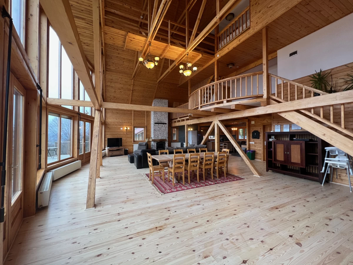 https://www.travlocals.com/uploads/0000/598/2024/07/03/living5.webp
