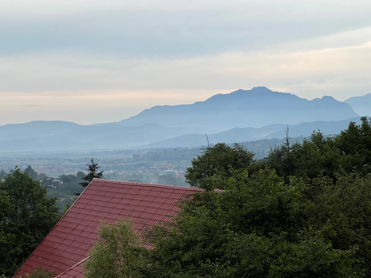 https://www.travlocals.com/uploads/0000/598/2024/07/03/vedere-din-terasaliving.webp