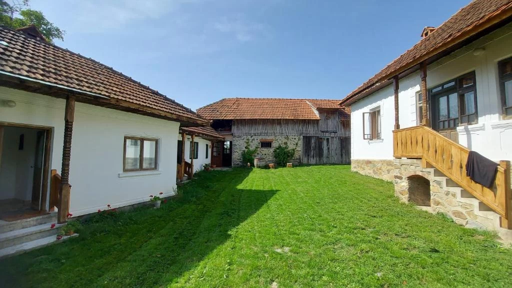 https://www.travlocals.com/uploads/0001/1593/2025/07/31/587823751.webp