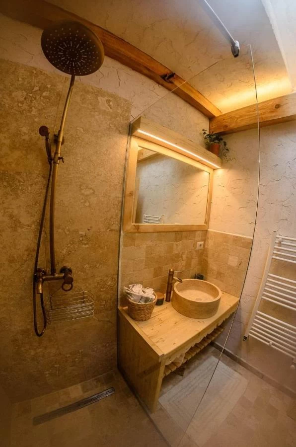 https://www.travlocals.com/uploads/0003/3548/2023/02/24/279221611.webp