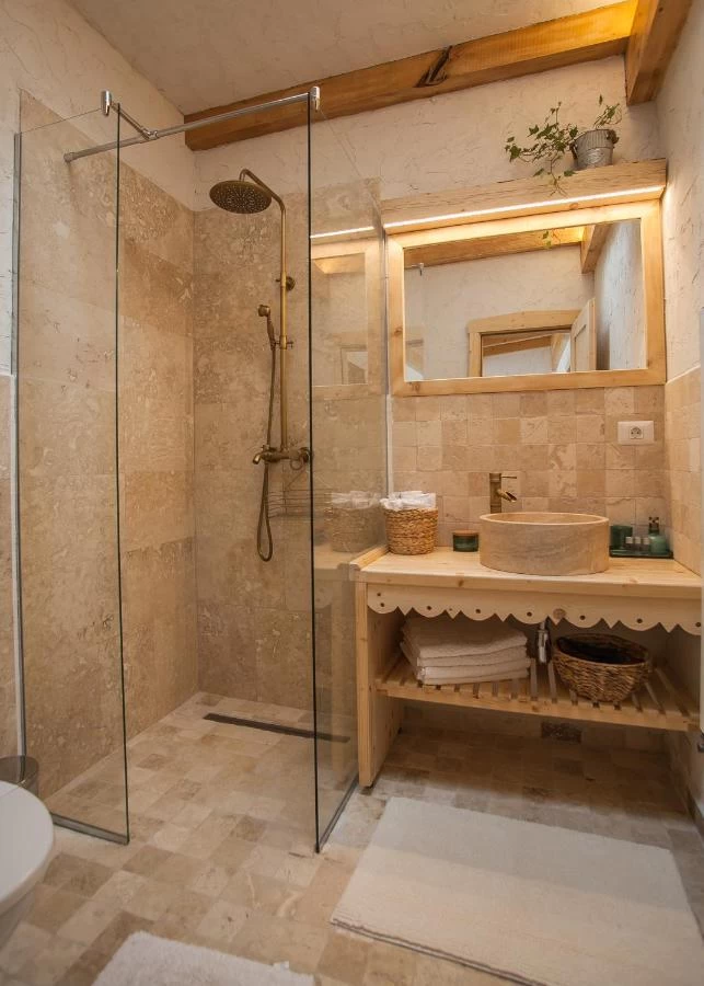 https://www.travlocals.com/uploads/0003/3548/2023/02/24/426363126.webp