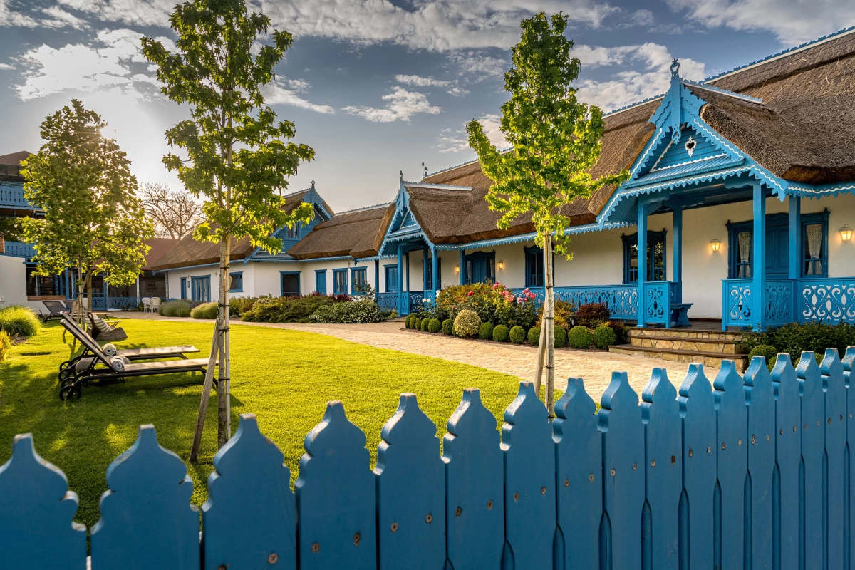 https://www.travlocals.com/uploads/0003/3785/2025/04/07/487877169-1097348239099844-1112169956651362498-n.webp