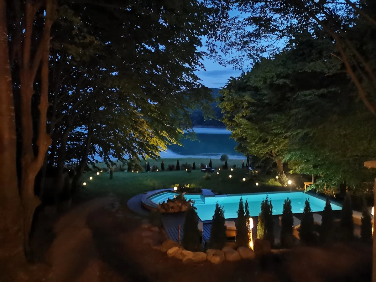 Luxury Lake House: The Experience of Living in Paradise