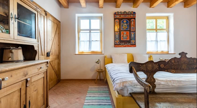 https://www.travlocals.com/uploads/0004/4573/2022/02/23/24474-m.webp