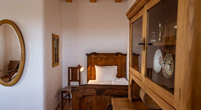 https://www.travlocals.com/uploads/0004/4573/2022/02/23/25042-m.webp