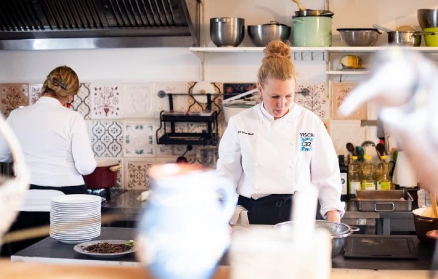 https://www.travlocals.com/uploads/0004/4573/2022/02/23/viscri-32-slow-food-3-705x471-1-870x555.webp