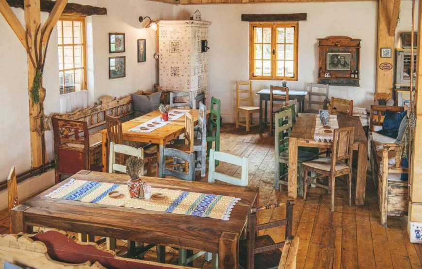 https://www.travlocals.com/uploads/0004/4573/2022/02/23/viscri-32-slow-food-9-1030x686-1-870x555.webp