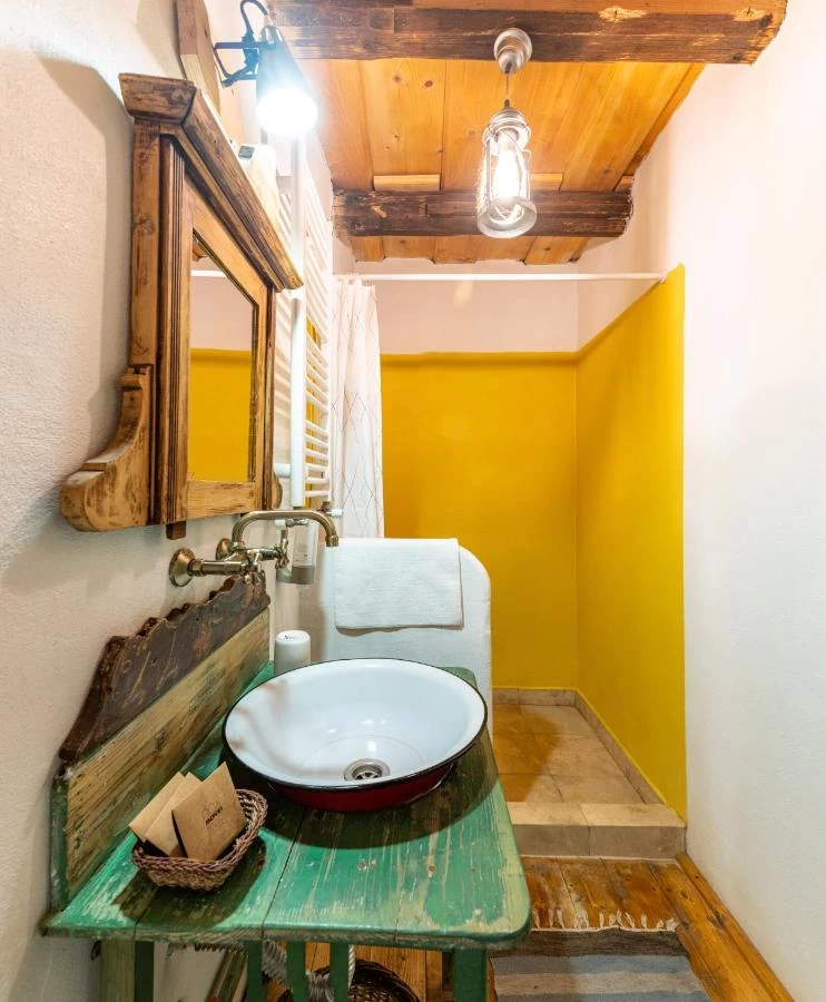 https://www.travlocals.com/uploads/0004/4573/2025/03/07/370599955.webp