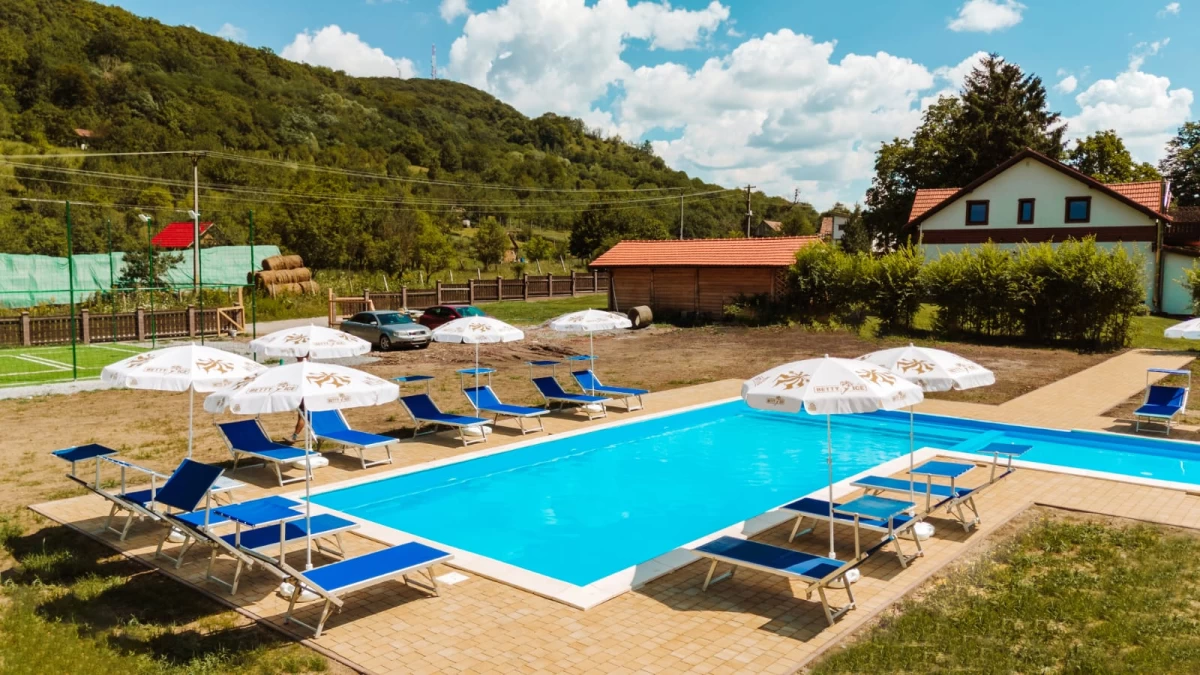 https://www.travlocals.com/uploads/0004/4579/2025/06/03/1b0bcd2d-44eb-4b10-ac11-023b36daf9c3.webp