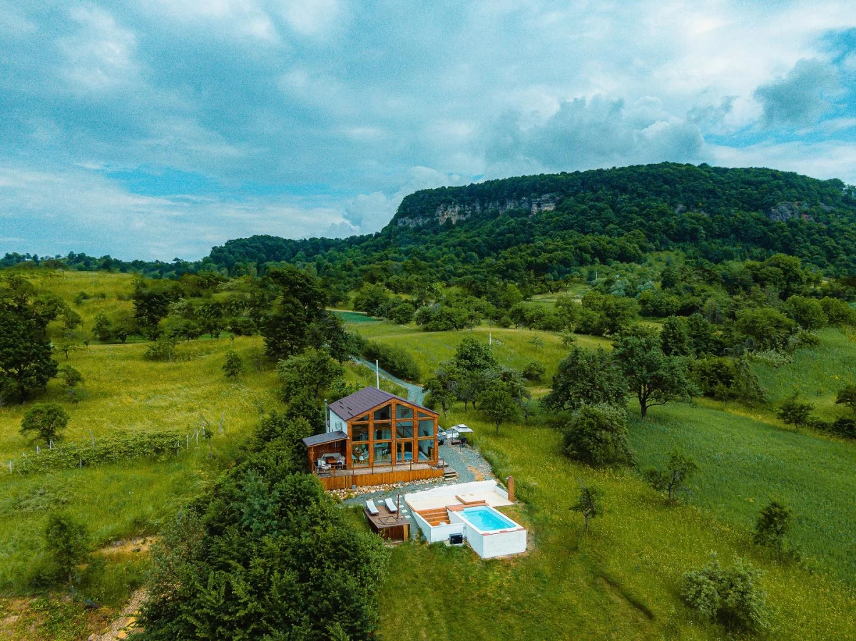 https://www.travlocals.com/uploads/0004/4984/2025/04/12/480567745-934975748835271-944563971187198702-n.webp