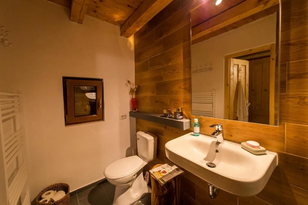 https://www.travlocals.com/uploads/0006/6014/2022/08/24/260448028.webp