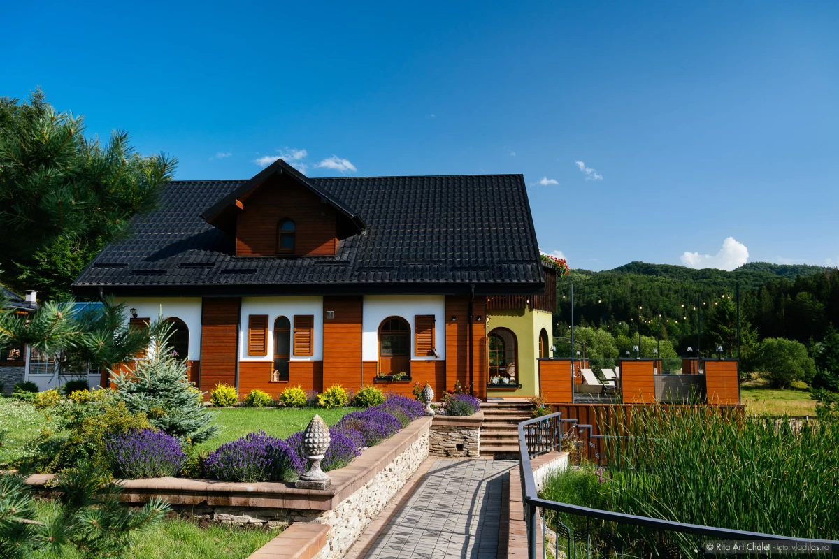 https://www.travlocals.com/uploads/0006/6049/2023/08/20/vladilas-2023-07-13-rita-art-chalet-foto-0008.webp