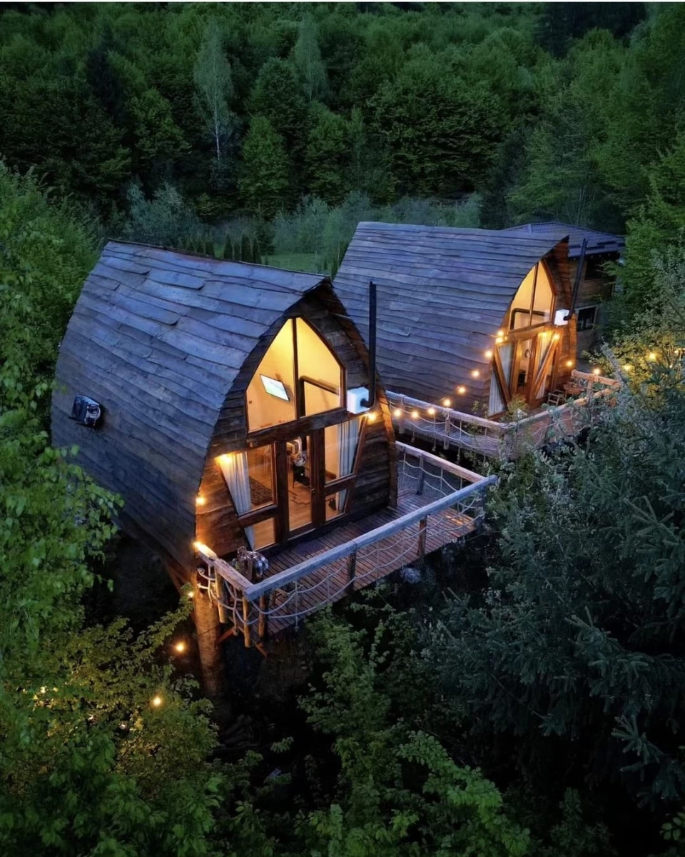 Casa de sub Șipote și Căsuțele ei
