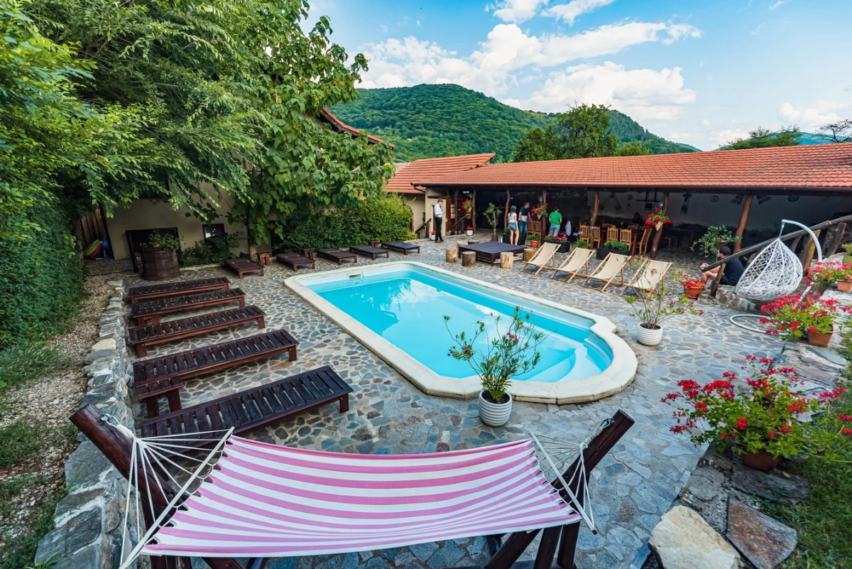 https://www.travlocals.com/uploads/0006/6143/2024/03/14/cazare-transilvania-piscina-jacuzzi38.webp