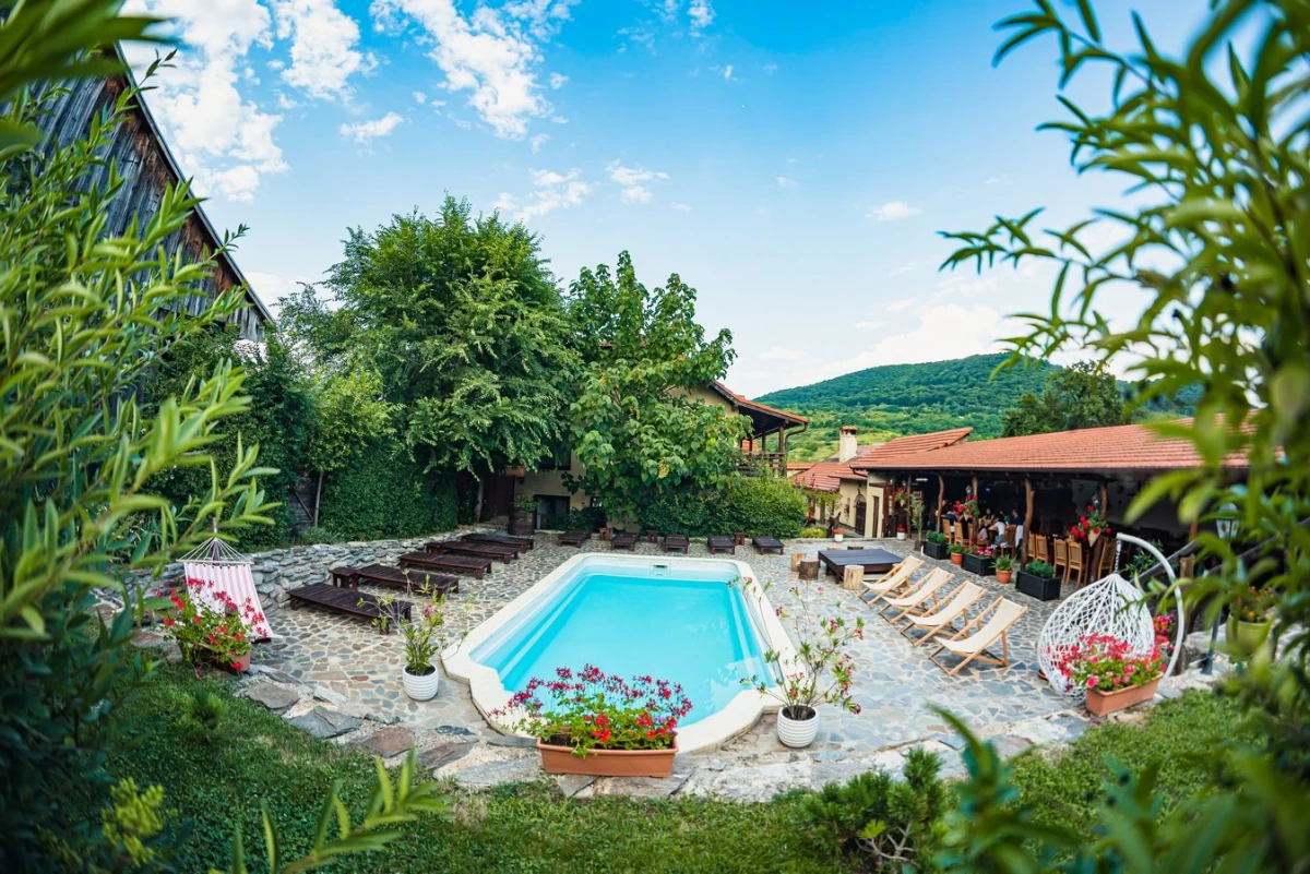 https://www.travlocals.com/uploads/0006/6143/2024/03/14/cazare-transilvania-piscina-jacuzzi44.webp