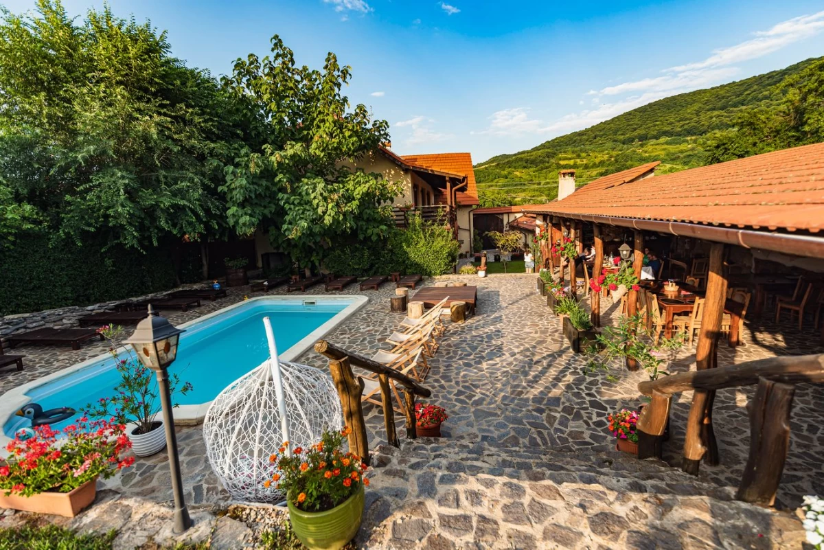 https://www.travlocals.com/uploads/0006/6143/2024/03/14/cazare-transilvania-piscina-jacuzzi51.webp