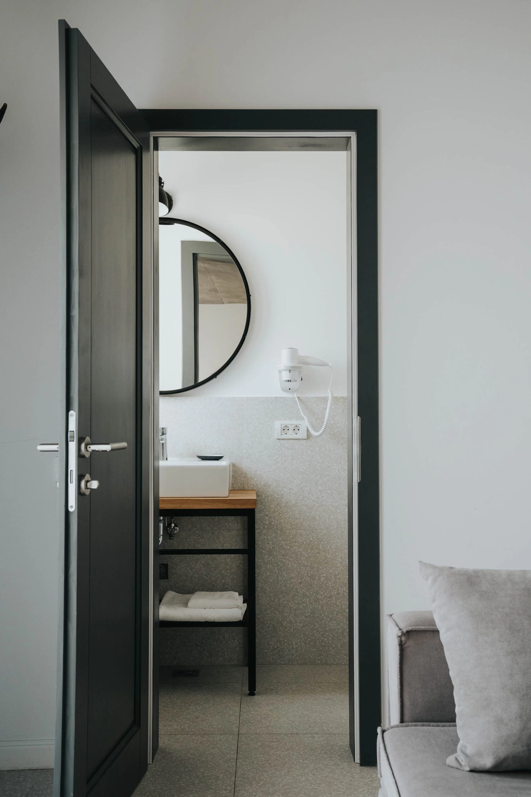 https://www.travlocals.com/uploads/0006/6191/2023/03/06/0-japanese-deluxe-suite-with-private-veranda-4-scaled.webp