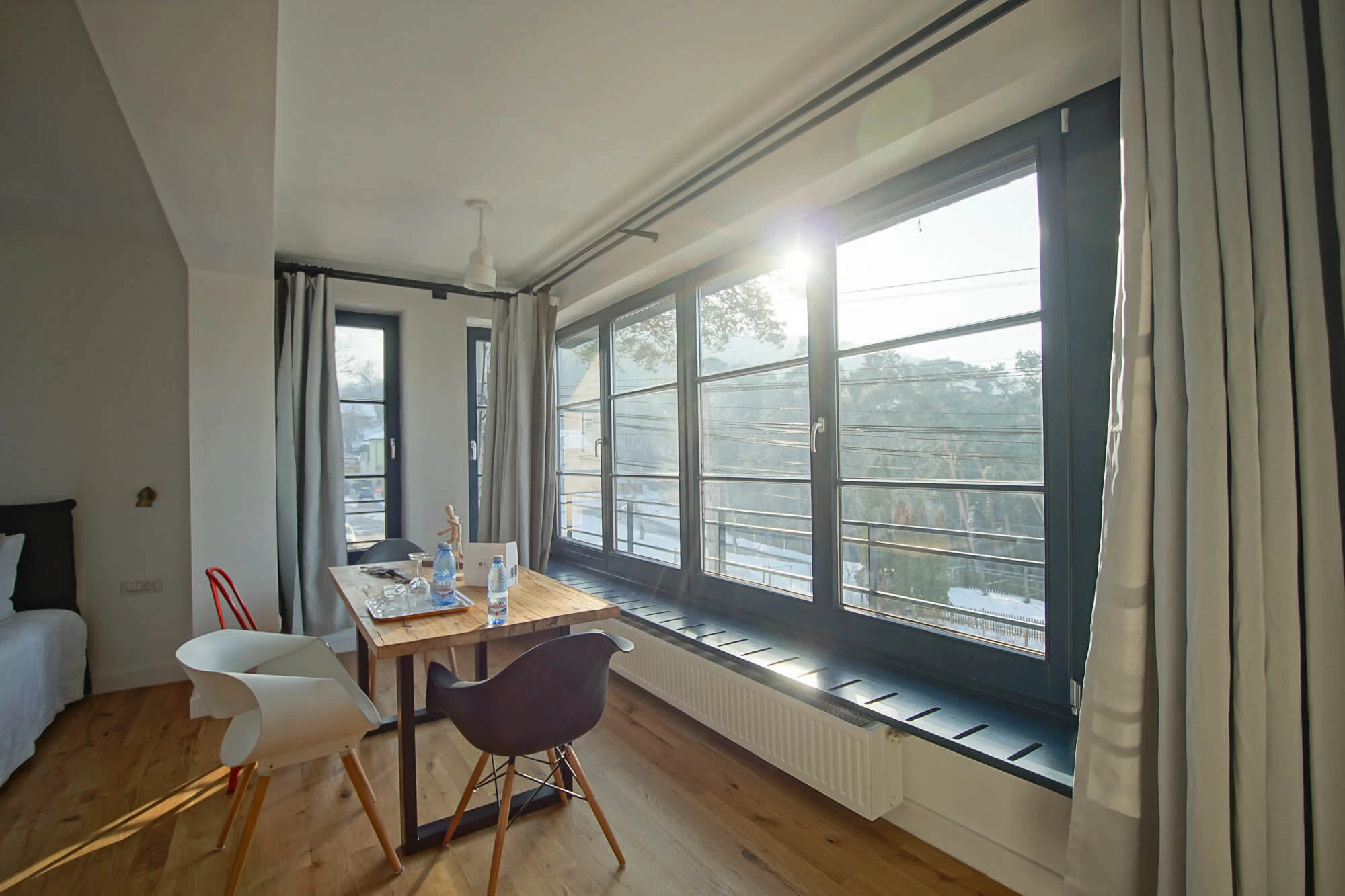 https://www.travlocals.com/uploads/0006/6191/2023/03/06/1-pine-deluxe-junior-suite-4.webp