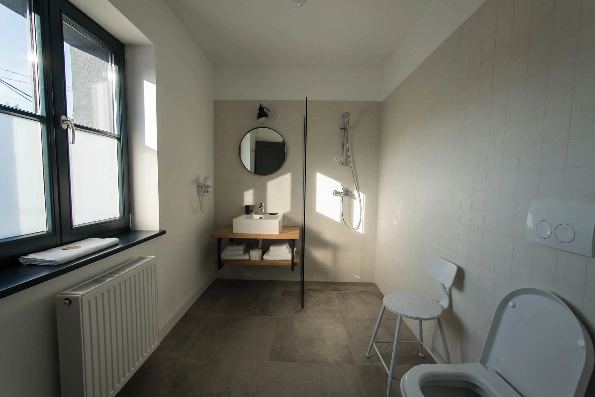 https://www.travlocals.com/uploads/0006/6191/2023/03/06/1-pine-deluxe-junior-suite-5.webp