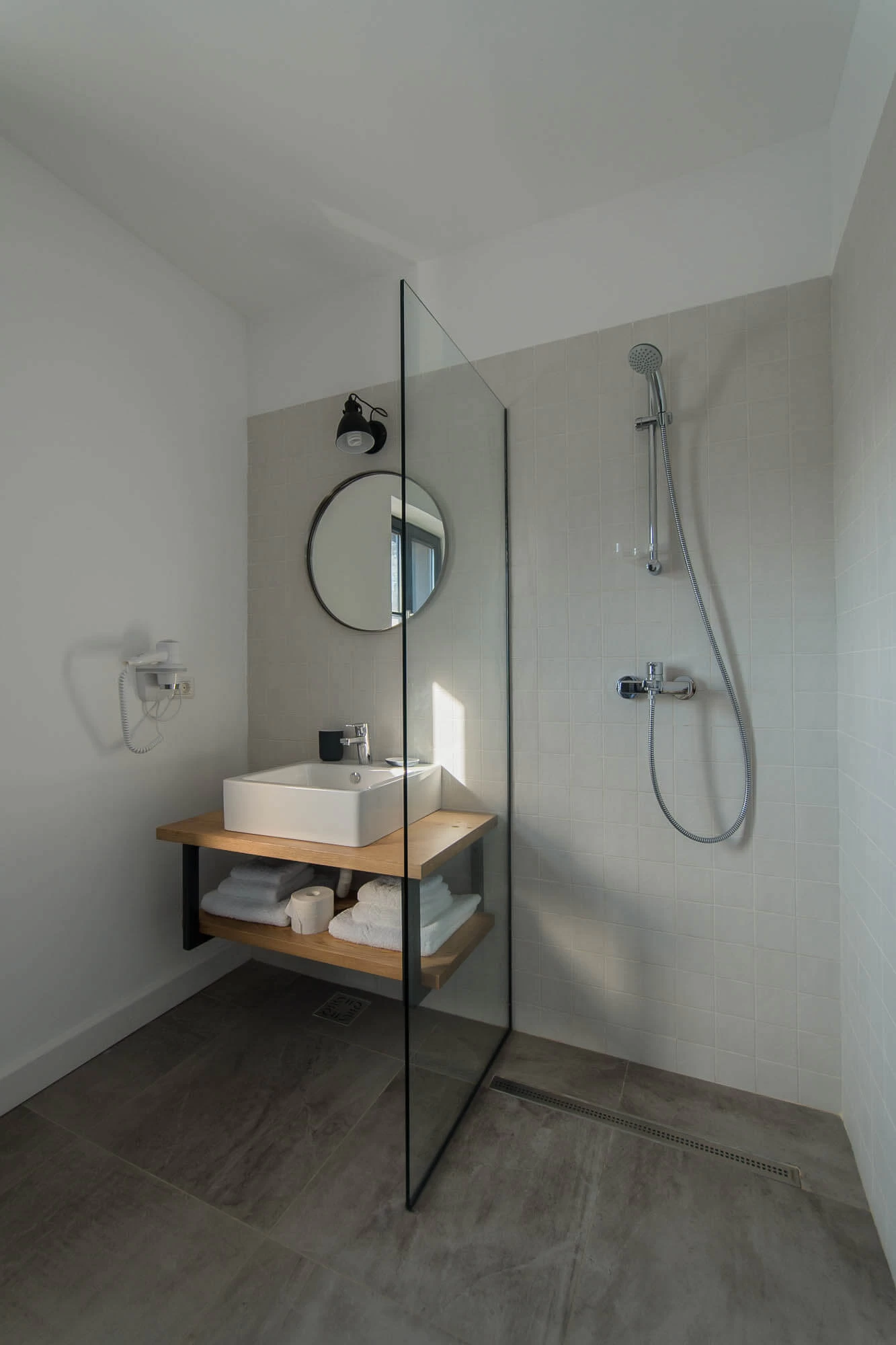 https://www.travlocals.com/uploads/0006/6191/2023/03/06/1-pine-deluxe-junior-suite-6.webp