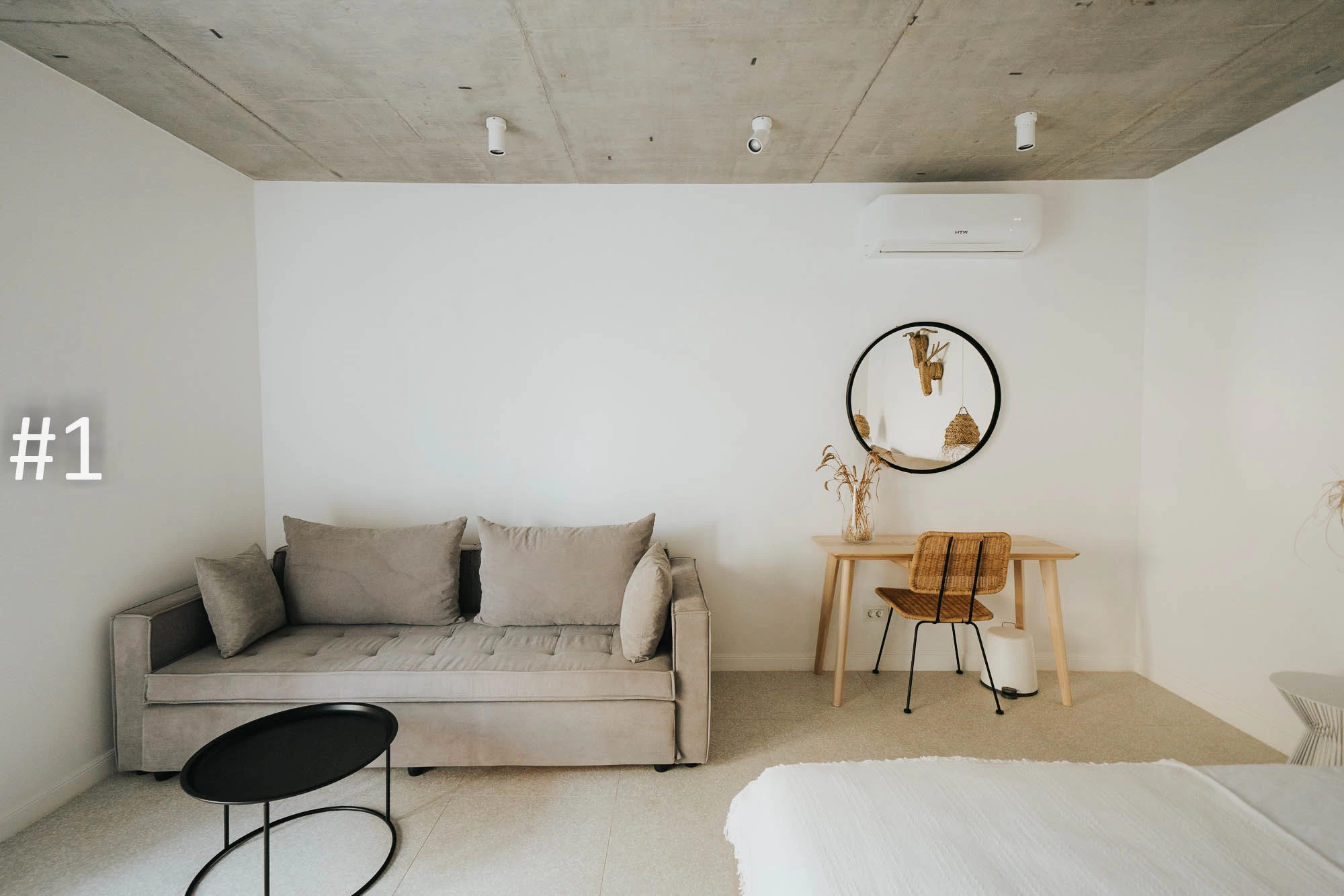 https://www.travlocals.com/uploads/0006/6191/2023/03/06/1-premium-apartment-with-terrace-2-dormitor-mare-1.webp