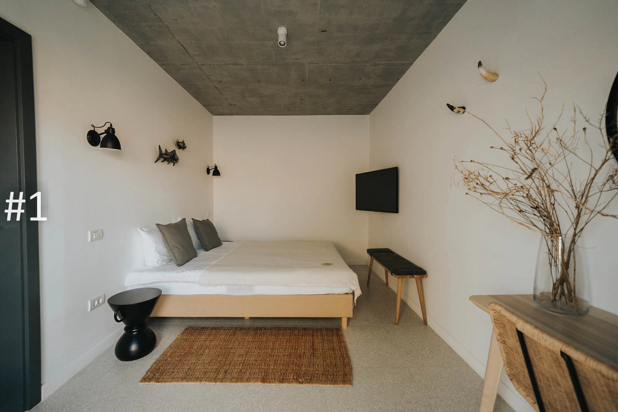 https://www.travlocals.com/uploads/0006/6191/2023/03/06/1-premium-apartment-with-terrace-4-dormitor-mic-1.webp