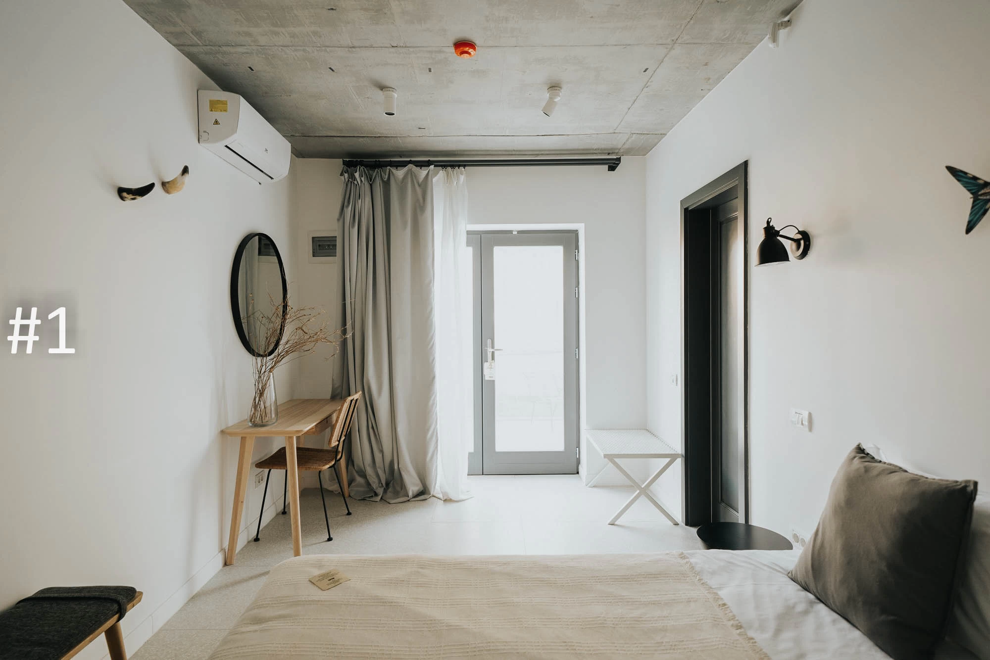 https://www.travlocals.com/uploads/0006/6191/2023/03/06/1-premium-apartment-with-terrace-5-dormitor-mic-1.webp